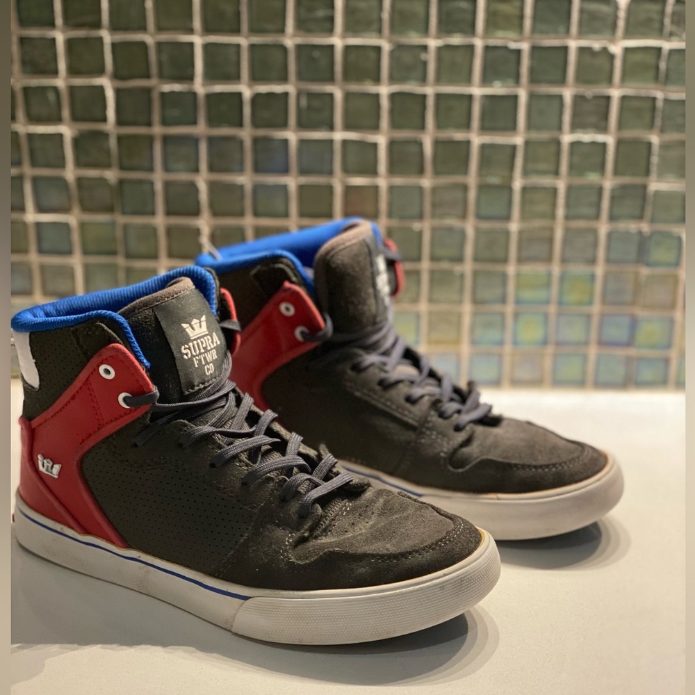 Supra Shoes | Supra Big Kid Vaiders | Color: Gray/Red/blue | Size: 5 |